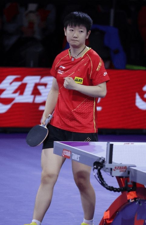 形成鲜明对 形成鲜明对